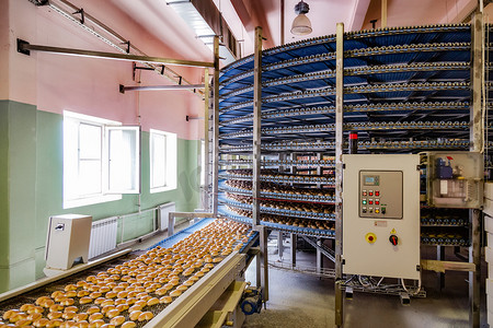 面包食品厂的自动圆形输送机，饼干