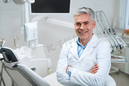 克蓝英蓝笑脸摄影照片_在他的办公室照片中快乐的牙医