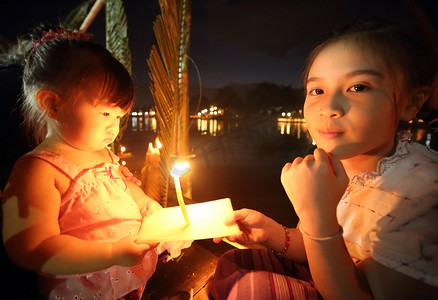 在泰国清迈 Loy Kratong 节的小女孩