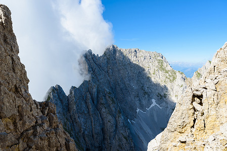 山在云彩在 Ellmauer 暂停, 狂放的凯撒山奥地利-接近 Gruttenhuette, 去, 蒂罗尔, 奥地利-徒步旅行在欧洲的阿尔卑斯