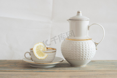 绿茶与背景白色的木桌上的茶壶杯.