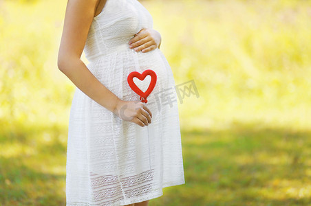 怀孕妇幼摄影照片_怀孕、 产假、 家庭 — — 概念、 孕妇和心
