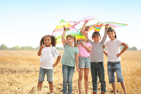 放风筝的小孩摄影照片_在户外放风筝的小孩