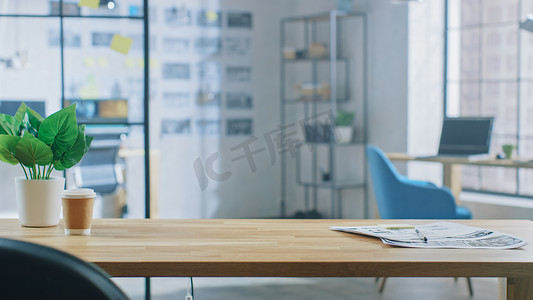 办公桌摄影照片_现代创意明亮办公室的木制办公桌。背景专业计算机