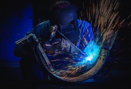 钢铁工业中焊接钢结构和明亮的火花.蓝色调