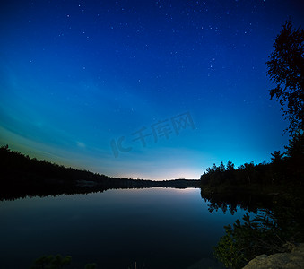 夜晚的湖面