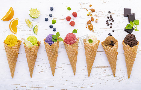 蓝莓味道摄影照片_圆锥形蓝莓、石灰、开心果中的各种冰淇淋味 