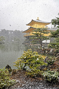 日本京都-2014 年 3 月 10 日: 旧日本金色城堡，在冬季雪的金阁寺.