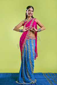 印度美女摄影照片_印度年轻黑发美女跳舞