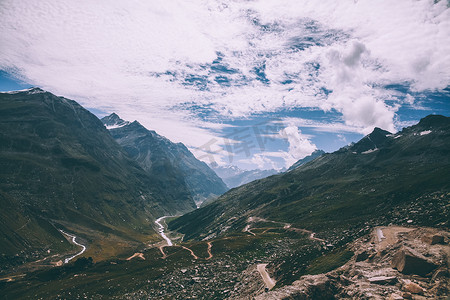 秀丽山风景与风景谷和河在印第安喜马拉雅山, 唐通行证 