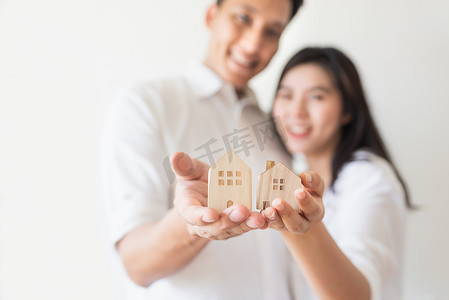 幸福的夫妇开始新的生活和搬到新房子