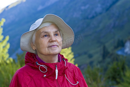 中老年群体摄影照片_在山中老妇女