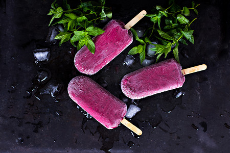 特殊摄影照片_浆果冰淇淋。冰淇淋从黑醋栗, 蓝莓, 覆盆子。自制的覆盆子和葡萄干, 用特殊形式烹调. 