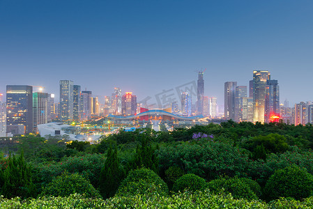 深圳，中国城市的天际线在黄昏时分的市民中心区.