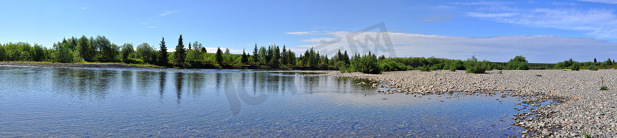 panoramic摄影照片_Panoramic river landscape in the polar Urals. 