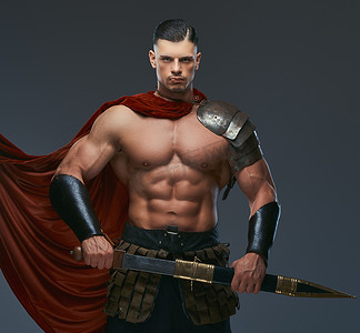 野蛮的古希腊战士, 在一个灰色的背景下, 在战斗制服的肌肉身体.