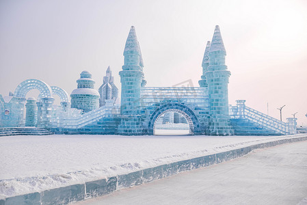 温馨国际儿童节摄影照片_哈尔滨国际冰雪雕节是中国哈尔滨一年一度的冬季节。这是世界上最大的冰雪节.