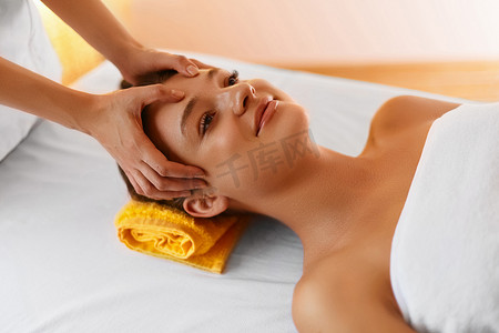 Face massage. Face treatment, skin care, wellbeing, wellness con