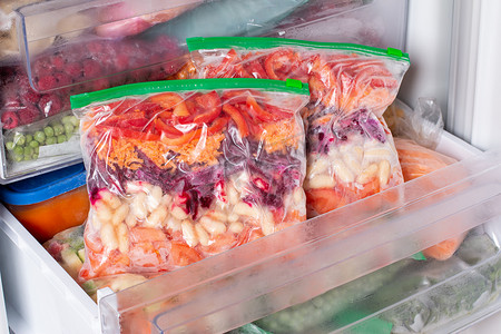 把蔬菜冻在冰箱里的袋子里.产品的长期储存。冷冻食品.