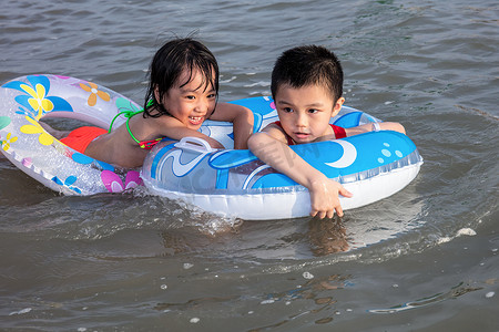 海滩小孩子摄影照片_亚洲中国小孩子玩水
