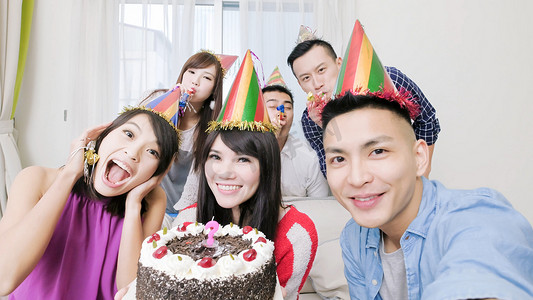 人们在家里的生日聚会上开心地微笑