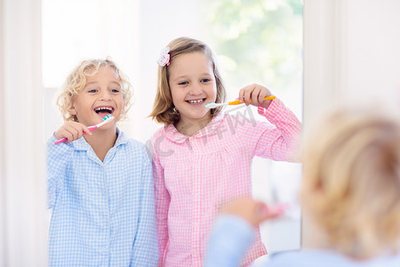 孩子刷牙。带牙膏、刷子的孩子.