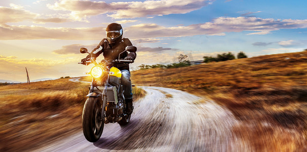 摩托车摄影照片_在路上骑摩托车