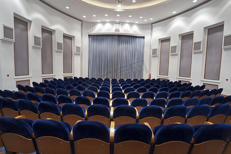 中老年群体摄影照片_空蓝色座位的电影院, 剧院, 会议或音乐会。中。