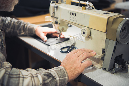裁剪图像的男性裁缝工作缝纫机在工作室