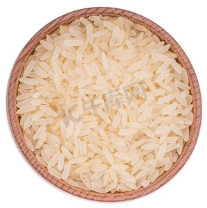 在白色的背景上孤立一个木碗白籼米