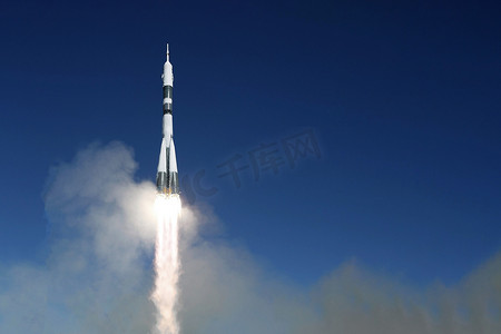 一张照片摄影照片_发射一枚空间火箭进入太空.在天空的背景下这张照片的内容是由NASA提供的。高质量的照片