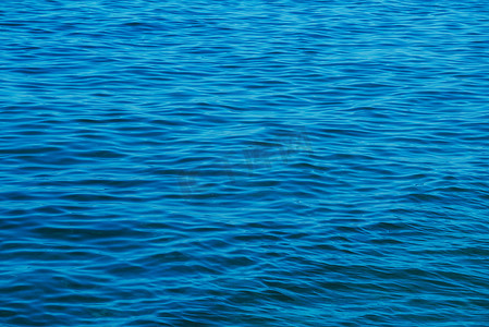 深蓝色汇报摄影照片_海水表面