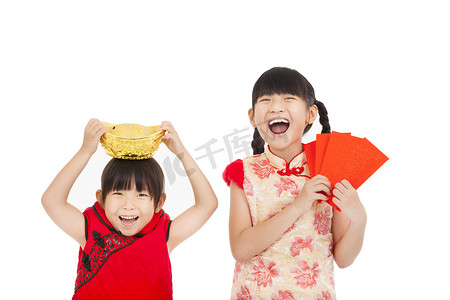 快乐的小女孩，显示出红色的信封和黄金为中国新