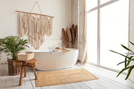 浴缸背景摄影照片_舒适的空旷的现代浴室背景，白色浴缸和窗户