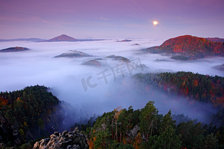 朦胧的夜景观与月亮。捷克秋季风景。丘陵和村庄有雾的早晨。波希米亚瑞士公园的早晨秋天谷, Ceske Svycarsko, 狂放的欧洲。山间雾. 