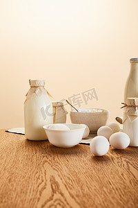 米色隔断的乡村木桌上的美味有机奶制品和鸡蛋