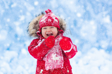 打雪仗的小孩摄影照片_婴儿在冬天玩雪. 