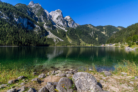 美丽的高山湖泊的景色