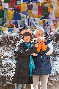 愉快的资深夫妇玩雪