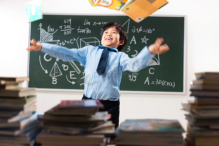 教室里兴奋的小学生