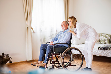 位访客摄影照片_在家中坐轮椅的护士和老人.