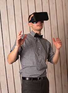 戴VR眼镜的男人