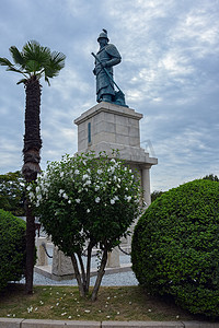 韩国釜山-2017年9月04日: 韩国釜山 Yongdusan 公园一阳的青铜雕像.