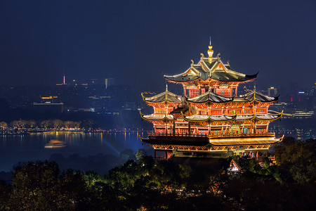 中国杭州城市神亭（City God Pavillion）灯火通明的城市黄阁夜景