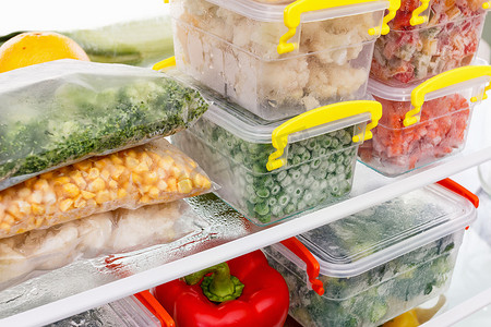 冰箱里的冷冻食品.冰箱架子上的蔬菜.