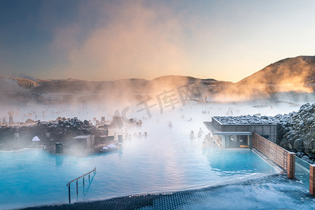 蓝摄影照片_冰岛蓝湖附近美丽的风景和日落温泉温泉