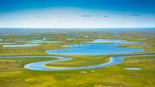 夏天的北极冻土带景观。 河流湖泊北部的植被 从上往下看 气候变化的概念，北极的变暖.