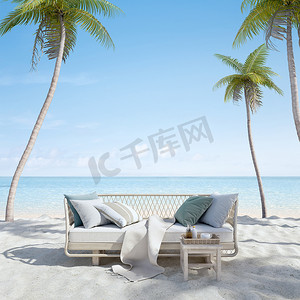 带手掌的沙滩上的沙发。度假和放松的概念。