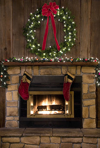 圣诞壁炉炉膛与花圈和丝袜