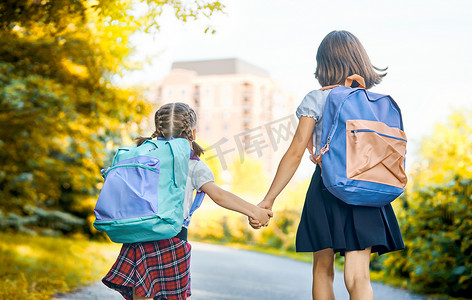 上学的摄影照片_背着背包的女孩要上学